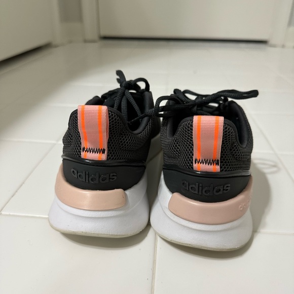 Woman’s sneaker - Picture 3 of 3